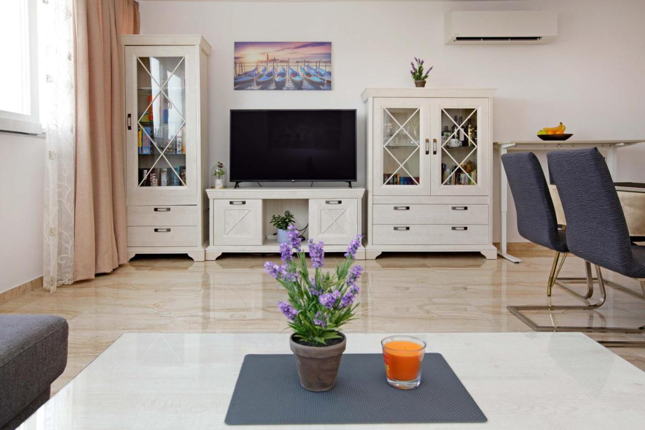 Modern 2-Bed Apt, Late Check In Available Split Exterior foto